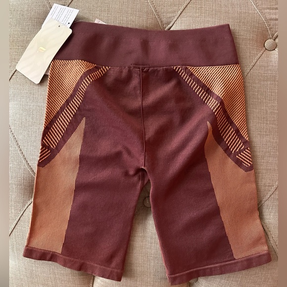 Fabletics high waisted seamless shorts - Picture 6 of 7